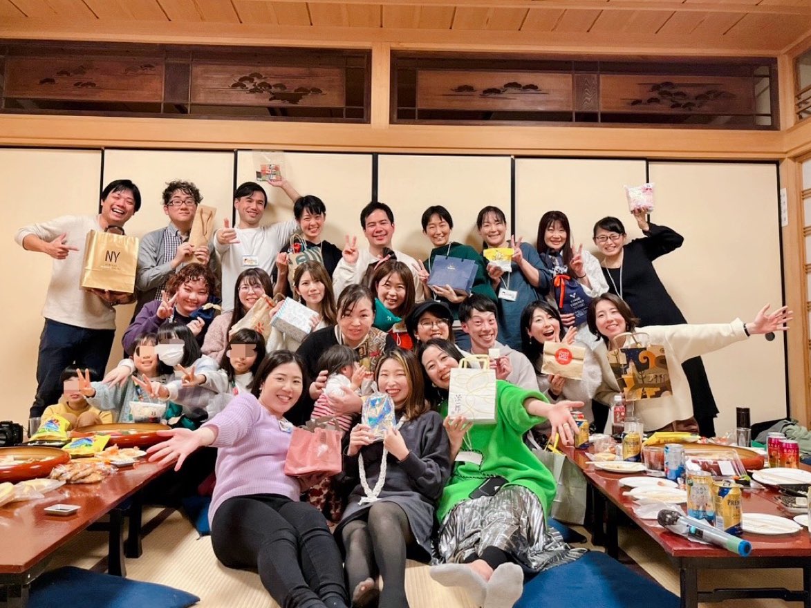 _okinawaa's tweet photo. 第6回 #スナックグラレコ 開催🎄

たくさんのグラフィッカーさんたちと
飲んで食べて話しての幸せな1日🍻

今回は初めてプレゼント交換を実施
新しい交流にもなって楽しかった🎅🏻

ゆるくながーく交流が続くこと
当たり前じゃないからこそ
こう集えることが嬉しい☺️✨

ご参加ありがとうございました！ https://t.co/ob3n9vZNs4