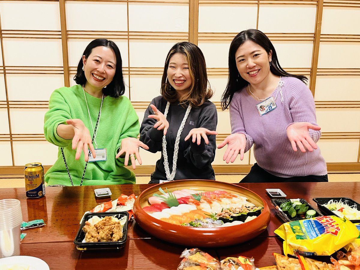 _okinawaa's tweet photo. 第6回 #スナックグラレコ 開催🎄

たくさんのグラフィッカーさんたちと
飲んで食べて話しての幸せな1日🍻

今回は初めてプレゼント交換を実施
新しい交流にもなって楽しかった🎅🏻

ゆるくながーく交流が続くこと
当たり前じゃないからこそ
こう集えることが嬉しい☺️✨

ご参加ありがとうございました！ https://t.co/ob3n9vZNs4