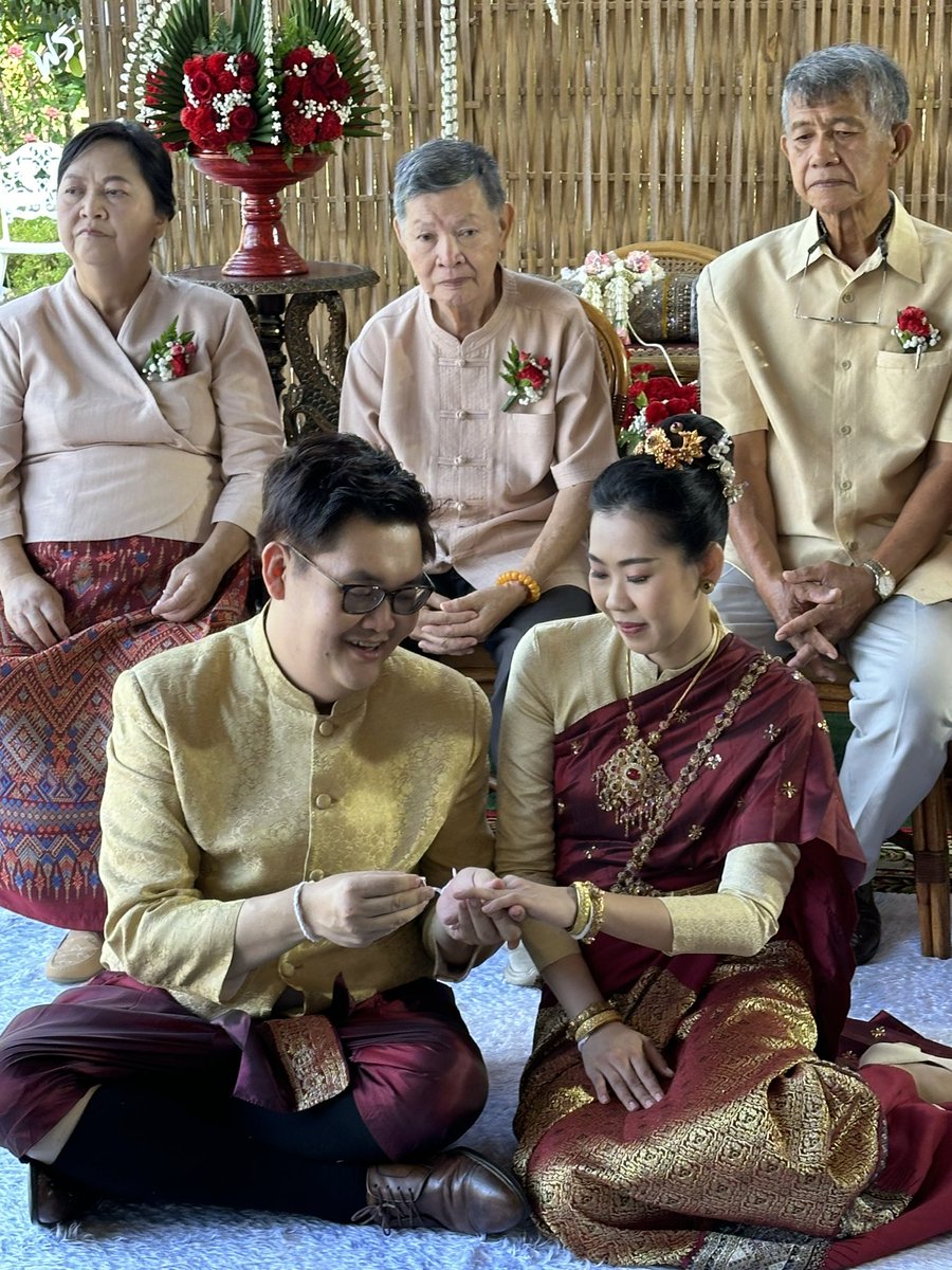 PREAW_PREAW_KA's tweet photo. ยินดีกับเพื่อนรัก เพื่อนสนิท เพื่อนที่อยู่เคียงข้างกันตลอดเกือบทุกโมเมนต์ในชีวิต ยินดีด้วยนะเมิงงง ขอให้มีครอบครัวที่มีแต่ความสุขมีความอบอุ่นน่ารักนะจ๊ะ @pisco1234 https://t.co/NNcq9QXzEu