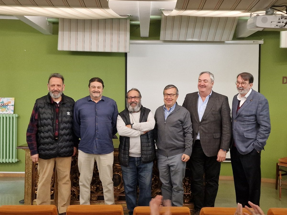 Hoy hemos tenido la asamblea general ordinaria, entregando la medalla de oro a los ex alumnos que cumplen 50 años como socios.