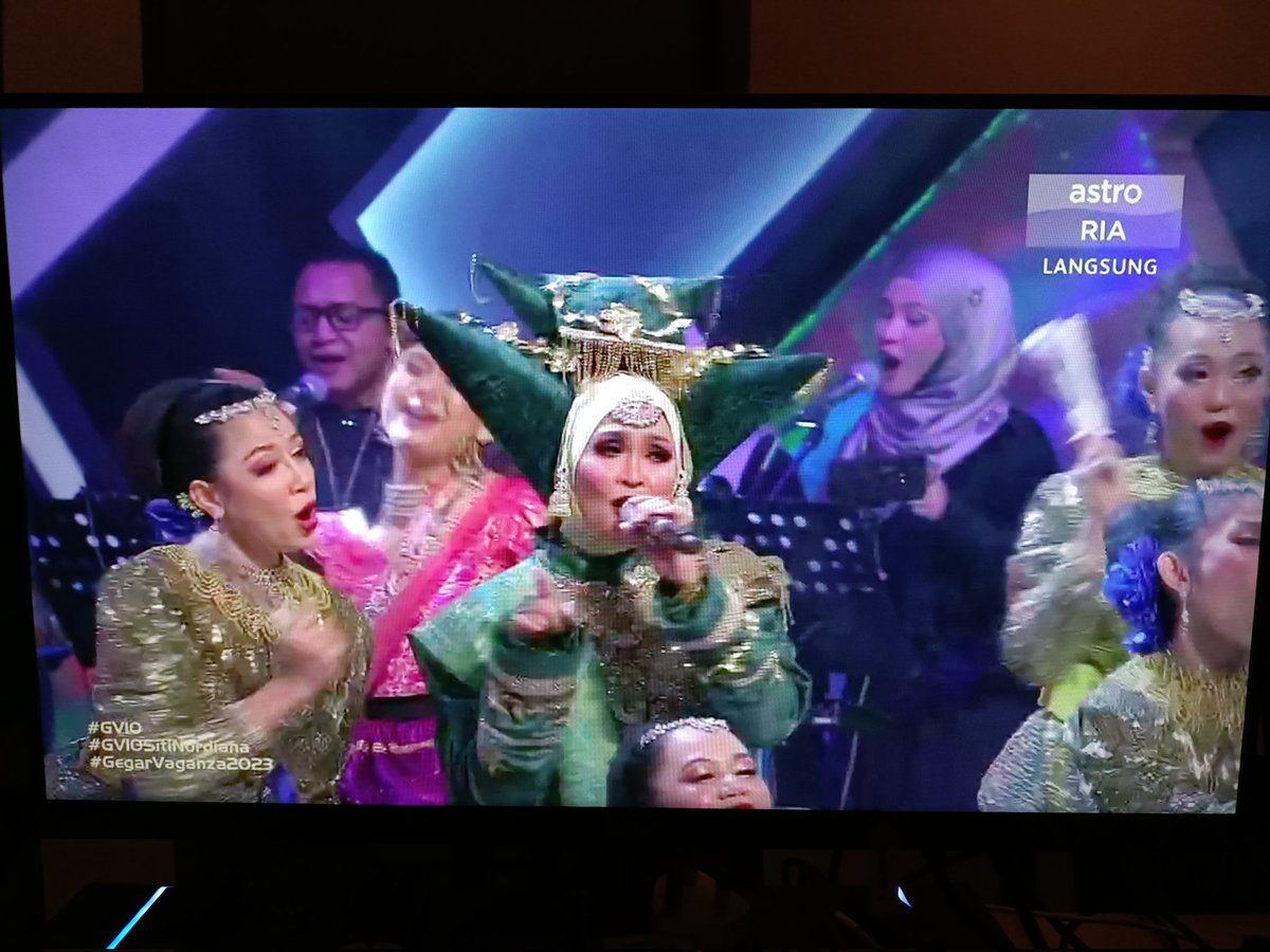 memberyoumie89's tweet photo. Nana ni berbakat juga..Dulu pernah recording Lagu Iban dgn Mendiang Acik Spin.. Ramai peminat dia kat Sarawak.. Hopefully Artis Malaysia mcm dia.. 🙏 #GegarVaganza2023 https://t.co/eseMQiv3O2