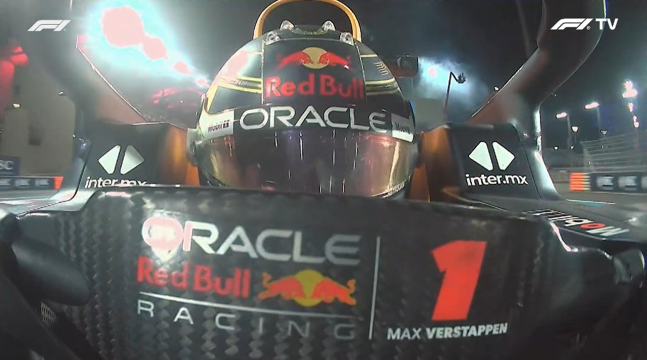 Voor het vierde jaar op rij wint Max Verstappen in Abu Dhabi 🔥

Overwinning nummer 19 van het seizoen en de Nederlander reed meer dan 1000 ronden aan de leiding van een race #AbuDhabiGP #F1 #MaxVerstappen 

Wat een seizoen 🔥
