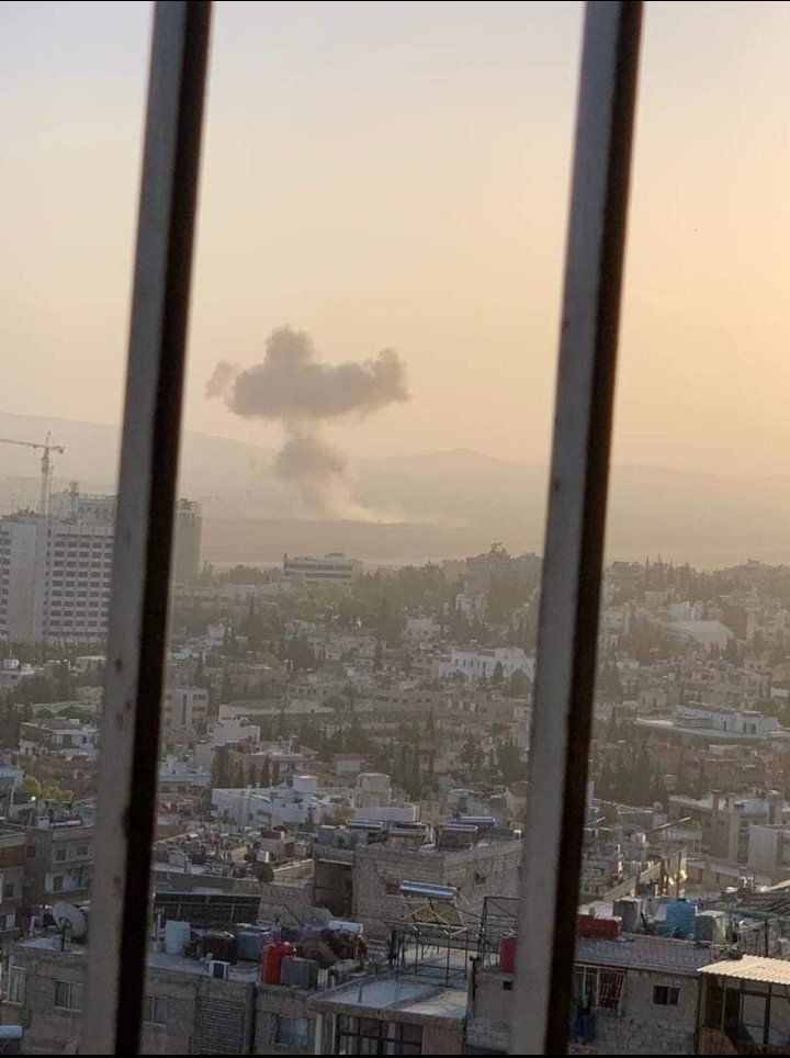seyitgdk's tweet photo. #SonDakika İsrail savaş uçakları Suriye'de Şam Havalimanı ve Mezzeh askeri üssünü bombaladı. #IsraeliNewNazism #bbclaurak https://t.co/0ctgCg2eEG