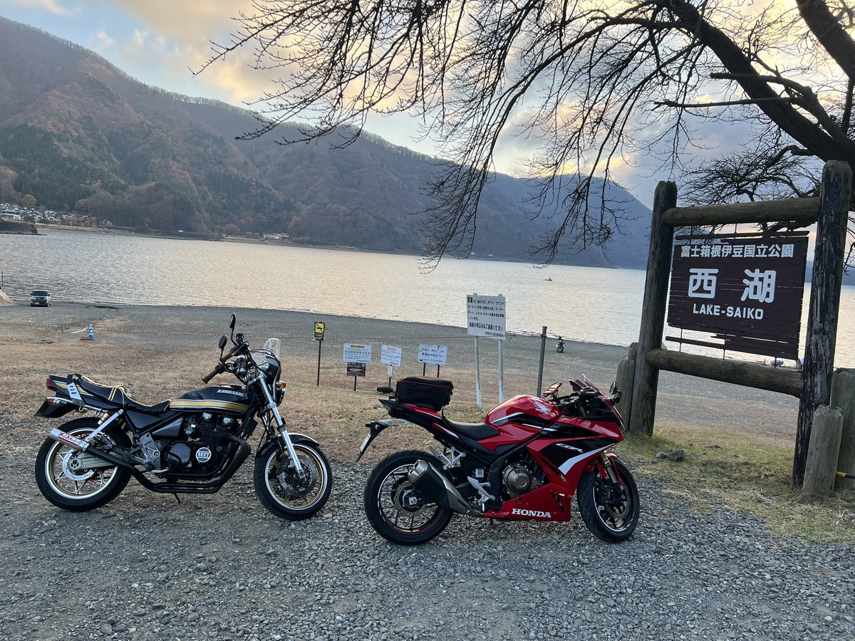 daisuke_pk's tweet photo. 富士五湖ツーリング！
なんとか回りきれた笑
#富士五湖
#CBR400R ?
#ゼファー400 https://t.co/YhGnRBPfJH