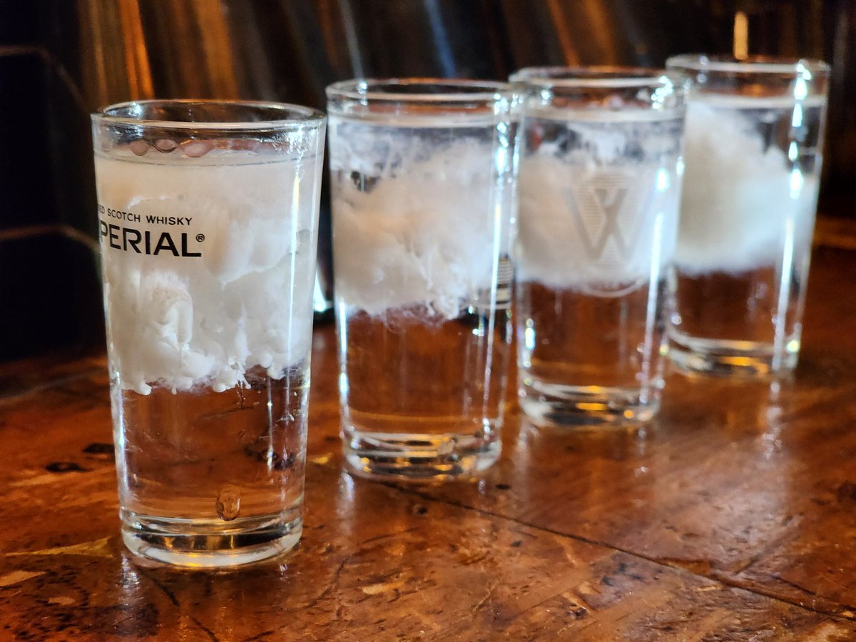 나희 최근 근황
길거리에서 번호따임
바람 맞음
칵테일바에서 알바중(저 술 이름은 CumShot 입니다..ㅋㅋㅋ)
젠더인줄 모르는 남사친이 본인 따먹을려고 자꾸 호시탐탐 노림
너무 외로움

#트젠 #쉬멜 #섹트 #디엠