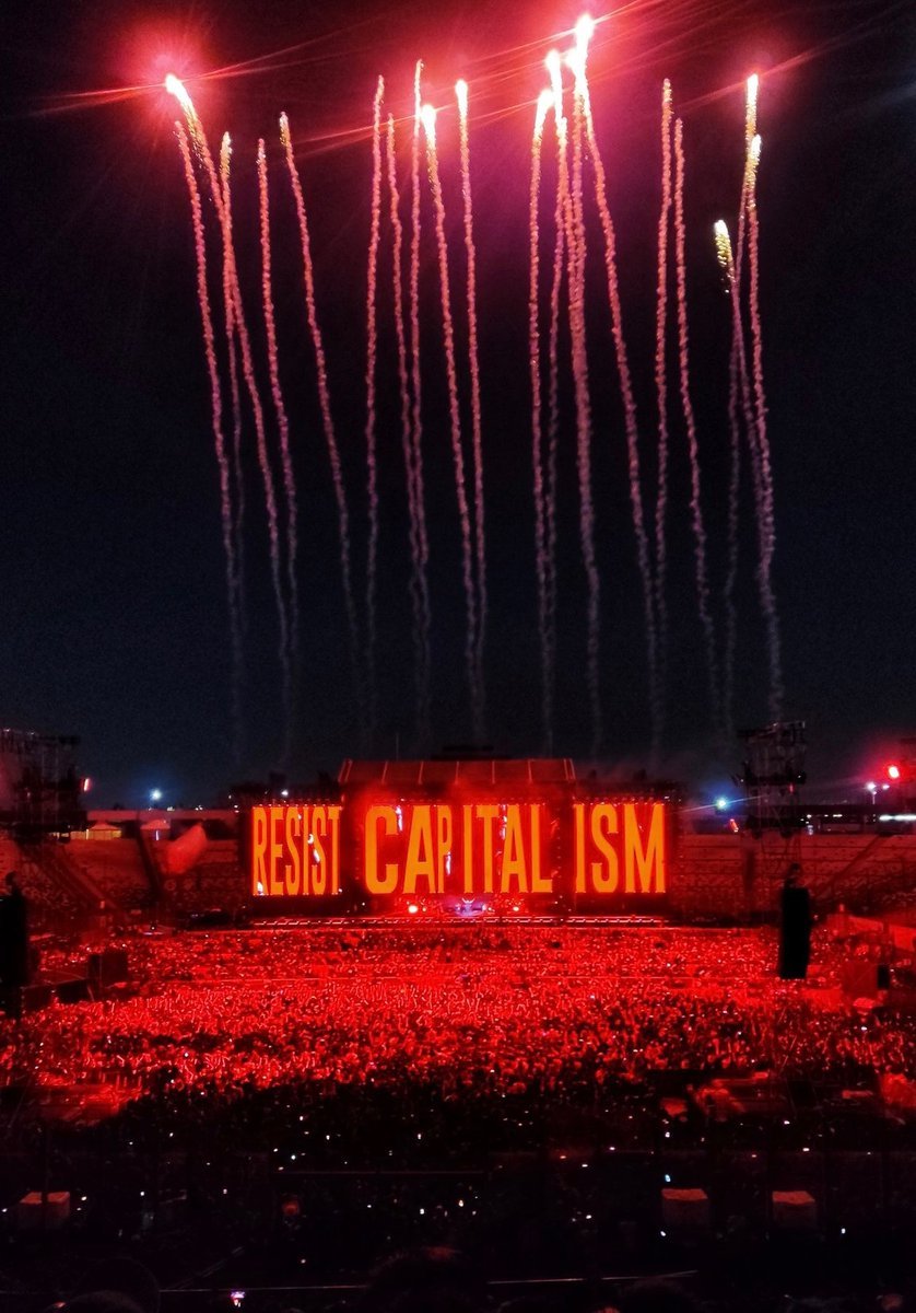 Mochidochi__'s tweet photo. JAJAJAJA pero weon como se te ocurre decir "Resist capitalism" en pleno concierto PAGADO😂 https://t.co/0uHt4APpkE