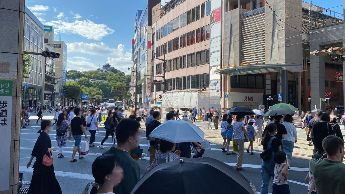 TIME201212's tweet photo. 九州４都市の繁華街を代表する交差点

歩行者信号が赤の時間に最大3倍の差があるので、その辺も加味するとより公平な視点で見られるようになりますよ。笑

 １．熊本・通町筋交差点（130秒）
 ２．北九州・魚町交差点（116秒）
 ３．鹿児島・天文館交差点（77秒）
 ４．福岡・岩田屋前交差点（40秒） https://t.co/ybzRZWrrPA