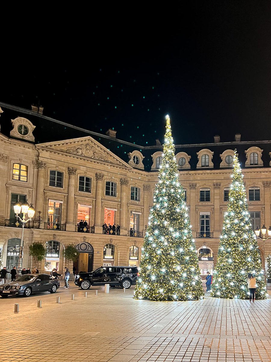 tricolorparis's tweet photo. ✨＼＼＼
2023年　パリのクリスマス
　　イルミネーション
　　　　　　　　　＼＼＼✨

イルミネーションが素敵なパリのスポットをまとめてお届け！イチオシは☆ ヴァンドーム広場 ☆
夢のような世界が広がっています🤩

写真はこちらから→https://t.co/zkJ2rs17aZ https://t.co/LMj4SclXHg