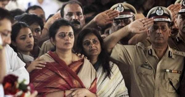 यह तस्वीर मुम्बई एटीएस चीफ और अशोक चक्र से सम्मानित  हेमंत करकरे की अंतिम विदाई के वक्त की है। जाबांज पुलिस अधिकारी हेमंत करकरे की शहादत के बाद उनकी पत्नी स्वर्गीय गविता करकरे को तो जैसे काठ मार गया था।

उनकी एक मित्र  कहती है लोग तो कुछ रोज रोकर भूल जाते हैं लेकिन कविता दीदी तो