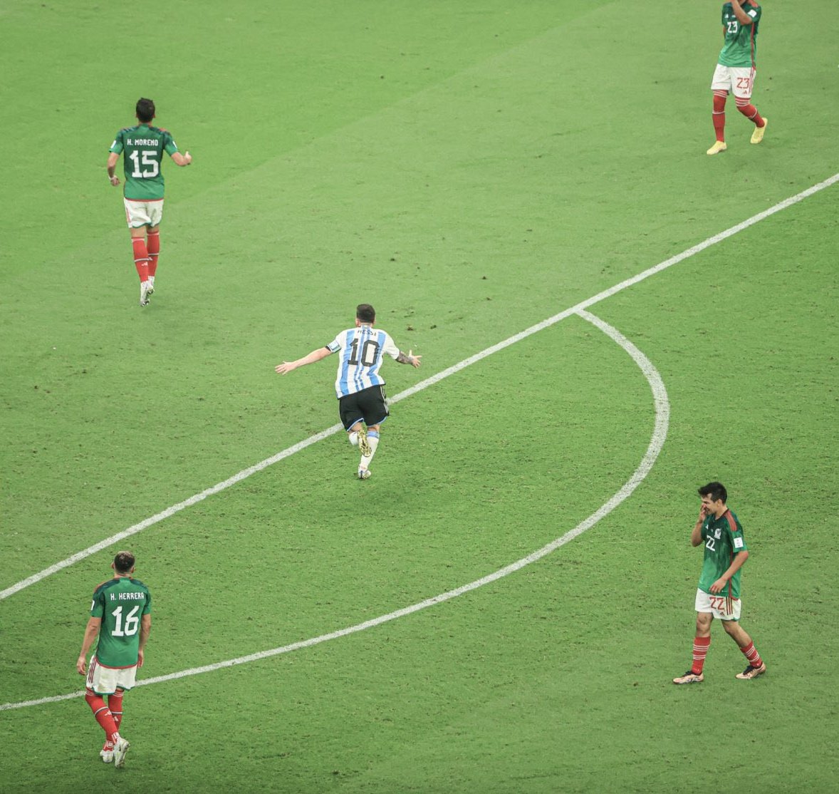 Un año de esta foto.

El 5 de Copas.