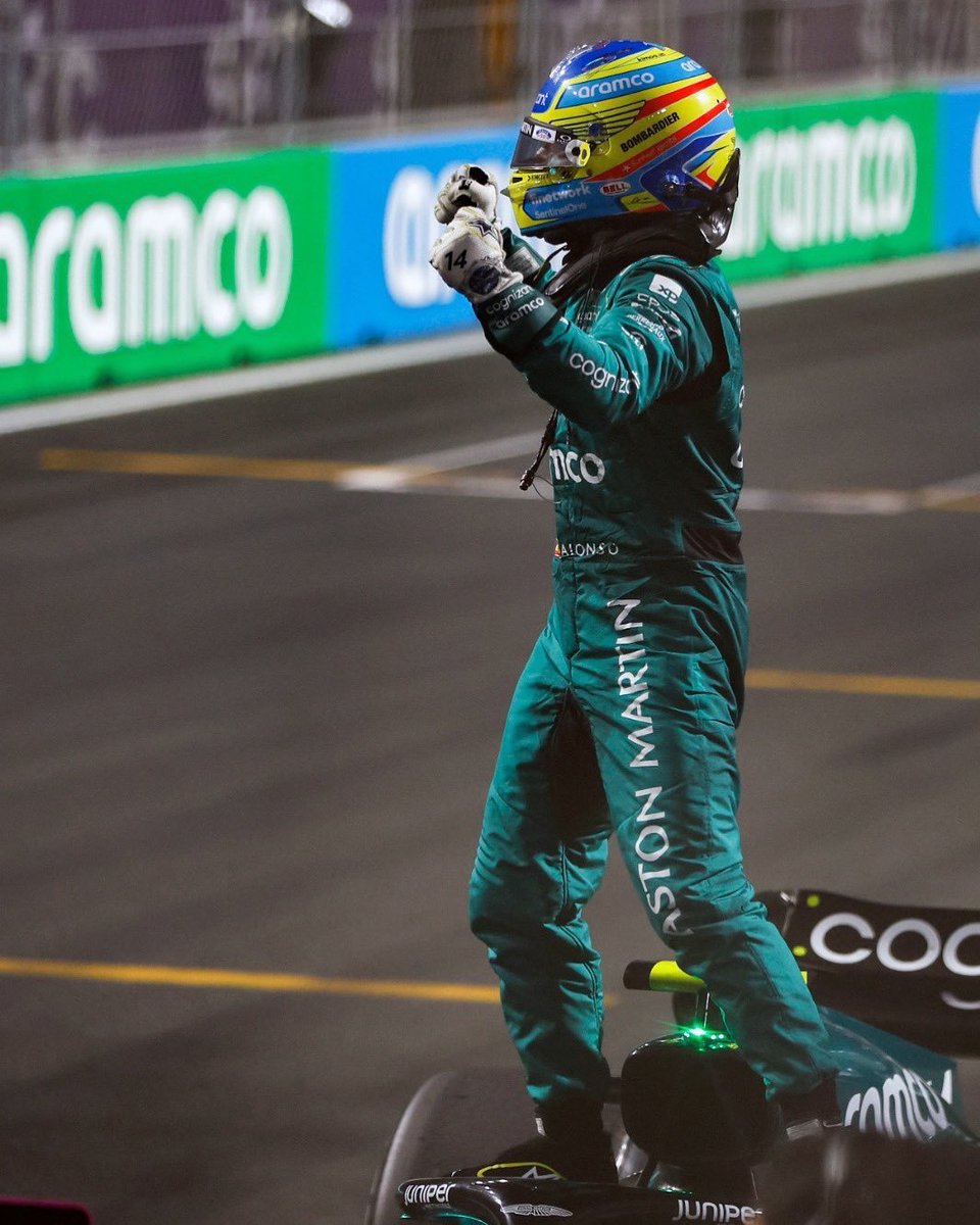 ElReyGuiri's tweet photo. Alonso, por la radio:

"Sí, bien hecho, chicos. Hemos hecho una temporada increíble. Gracias chicos, disfrutad. Que tengáis un buen descanso. Volvemos más fuertes el año que viene".

💚💚💚

#F1 #AbuDhabiGP