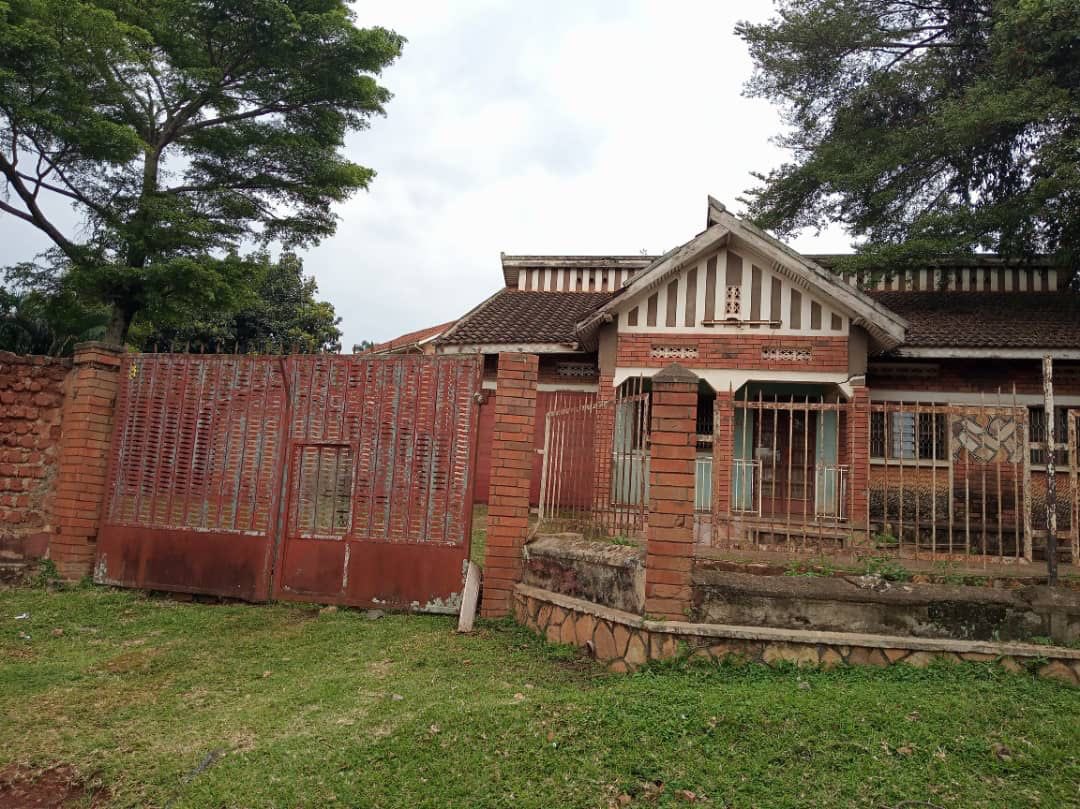 KPAestates's tweet photo. Prime property for sale!

Mutungo hill

Plot size: 23 decimals 

Needs a gut renovation or re-development!

Purchase Price: 600m ugx

Zoning: Spec Residential &amp; Condos

Tenure: Private mailo

+256 708 732 104 https://t.co/37Bgznhx4T