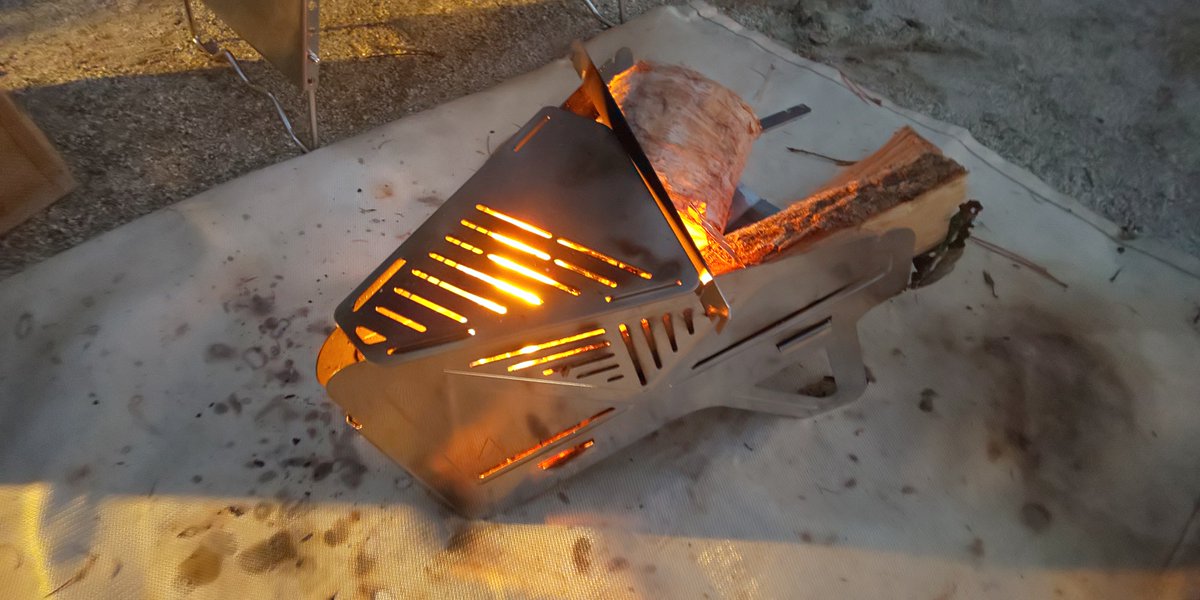 maguro_don's tweet photo. #AUTECCAMP の焚き火台 #COOKPIT をシェイクダウン。結論から言えば、かなり優秀な #ソロ焚き火台 。か細い落ち葉枯れ葉を集めてスタートしたけど、三角のフォルムの先に集まる種火のおかげで簡単に薪に火が着く。そして持続性高く、燃え残りがかなり少ない。 #キャンプギア #キャンプ好きと繋がりたい https://t.co/UwaMgzGuVK