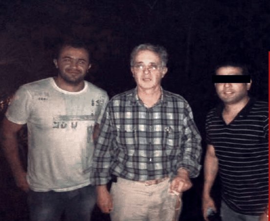 Uribe en El Ubérrimo junto a Anderson Vanoy, hijo de alias Cuco Vanoy, determinador de la masacre del Aro, elemento q demuestra una vez más, la cercanía y relación del expresidente con los personajes determinantes d dicha masacre. @LAPacifiKA <a href="/SinCensuraCol/">Becky 🇨🇴 🫶</a> <a href="/willj84753699/">Sarsam #YoSoyColombiaHumana</a> @merv59