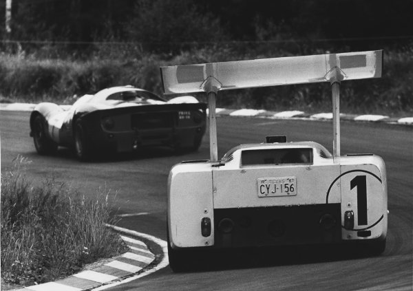 PeterMDeLorenzo's tweet image. CHAPARRAL'S DAY, PART IV.
The No. 1 Hill/Spence Chaparral 2F Chevrolet pursues the No. 7 Ferrari 330 P4 of Scarfiotti/Sutcliffe during the Brands Hatch 6-Hours. Note the articulated high-mounted Chaparral rear wing "leaning" into the corner.
READ ON: autoextremist.com/fumes1/