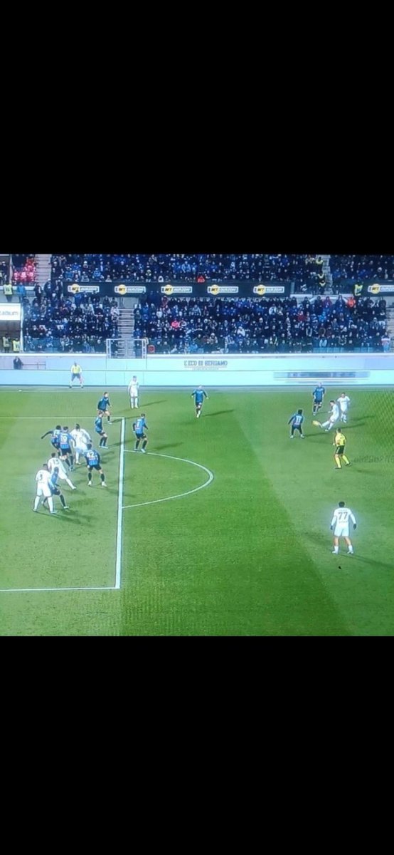 crescy1976's tweet photo. @realvarriale Dott. Varriale il gol era regolare!!!...hanno eliminato un difensore nel frame!!! 🤦‍♂️ https://t.co/2dPdZATTxu