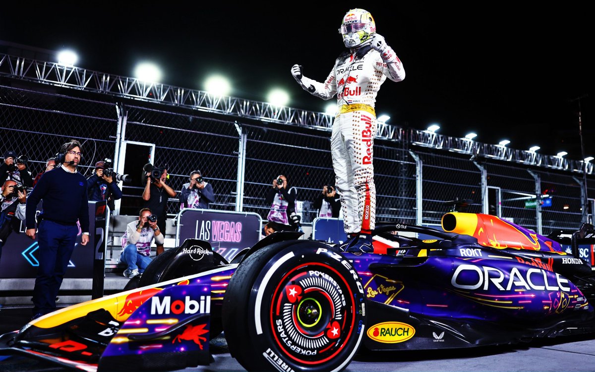 Noisegun's tweet photo. Max Verstappen y la mejor temporada de un piloto de F1 en 74 años de historia de este deporte.

Hilo con TODOS los récords batidos por Max este 2023, el año más dominador de la historia de la F1. https://t.co/9d5ua4BoHi