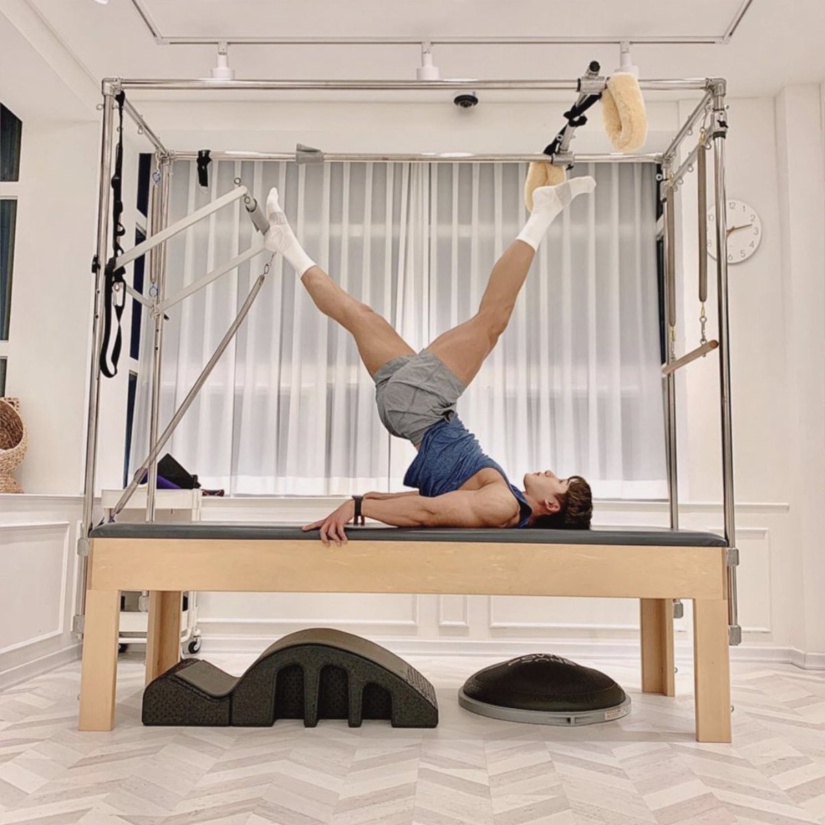 wongust_d's tweet photo. These awesome Pilates pictures from 3 years ago today 😆 #원호 #WONHO https://t.co/6Y6Xc895iD