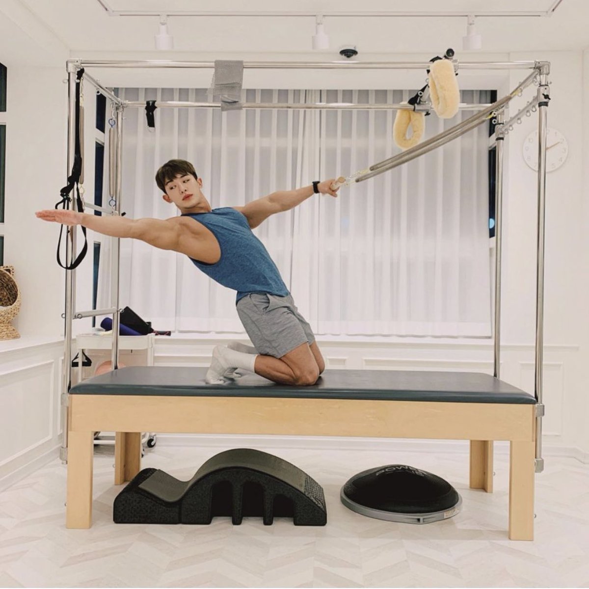 wongust_d's tweet photo. These awesome Pilates pictures from 3 years ago today 😆 #원호 #WONHO https://t.co/6Y6Xc895iD