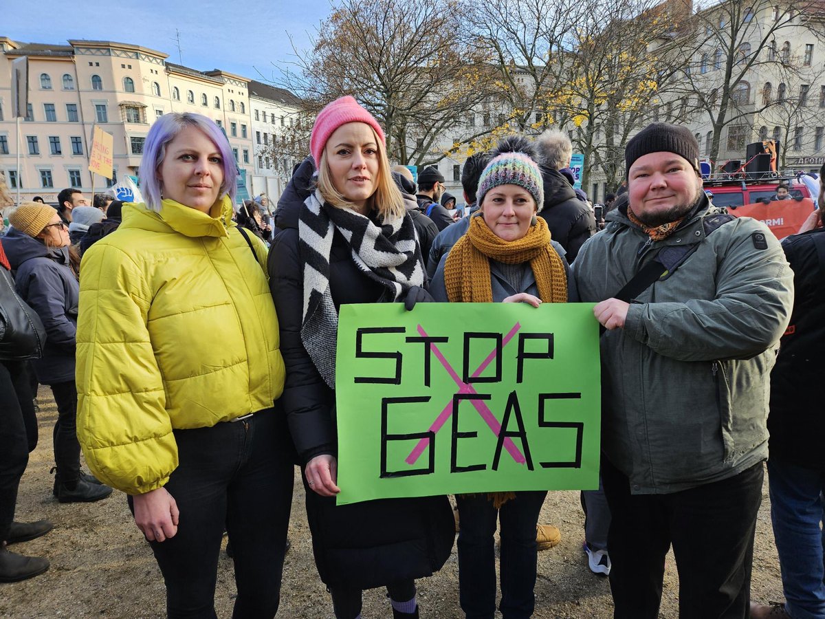 Janine_Wissler's tweet image. Weitere drastische Verschärfungen im Asylrecht drohen mit der #GEAS-Reform: In so genannten "Grenzverfahren" sollen Asylsuchende in Lagern an der EU-Außengrenze festgehalten werden können - auch Kinder.
Wir müssen Fluchtursachen bekämpfen, nicht Geflüchtete.  @stopgeas #stopgeas