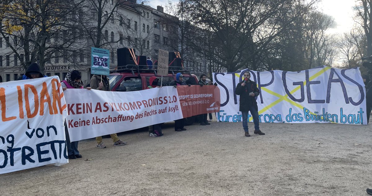 Janine_Wissler's tweet image. Weitere drastische Verschärfungen im Asylrecht drohen mit der #GEAS-Reform: In so genannten "Grenzverfahren" sollen Asylsuchende in Lagern an der EU-Außengrenze festgehalten werden können - auch Kinder.
Wir müssen Fluchtursachen bekämpfen, nicht Geflüchtete.  @stopgeas #stopgeas
