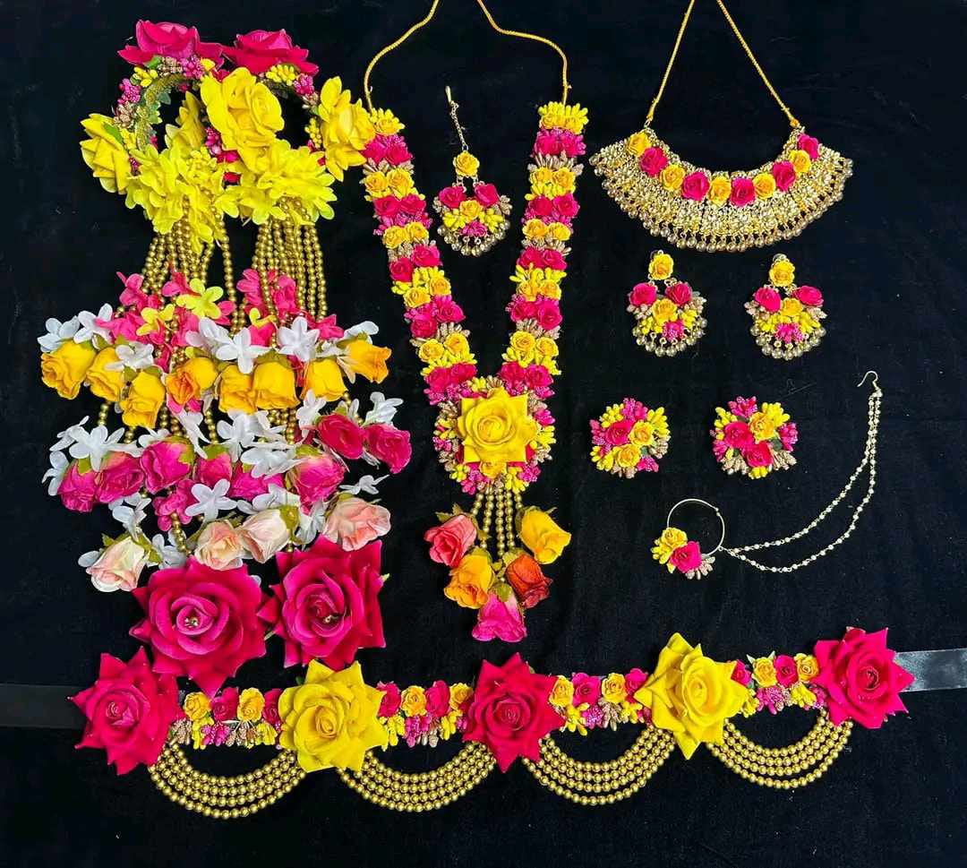 #flowerjewellery #flowerjewelry #weddinglengha #kundanearrings #weddingsutra #indianweddinglook #meenakariearrings #weddingbuzz #bridejewellery #maangtika