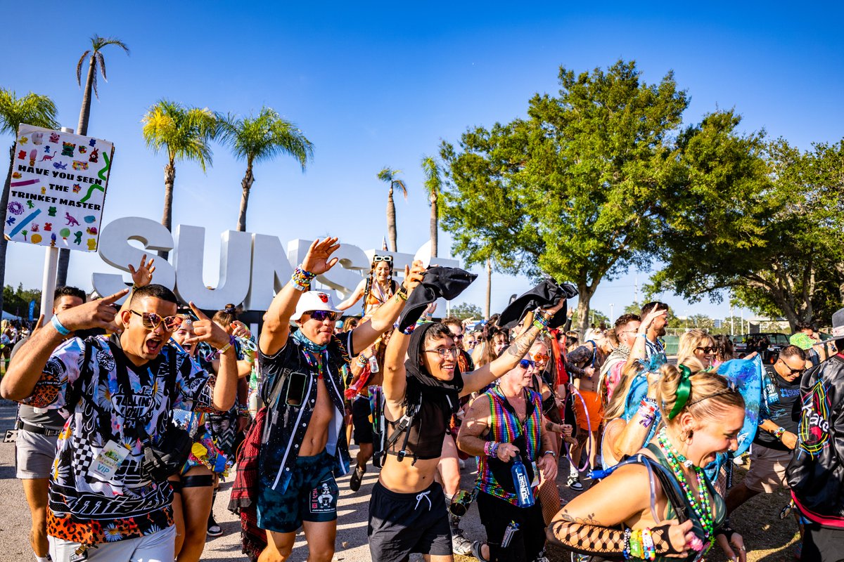 Hurry and grab the savings before the 40% off merch #BlackFriday sale ends tomorrow @ 11:59 PM ET! 🎉 bit.ly/smf-merch