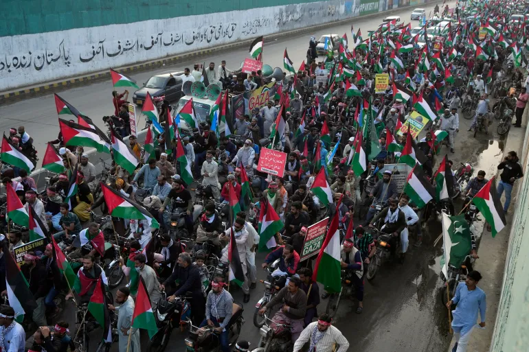 BPINewsOrg's tweet image. Pakistanis show solidarity with Palestinians through marches in Karachi and Lahore. #PalestinianSupport #PakistanMarches #Karachi #LahoreProtests