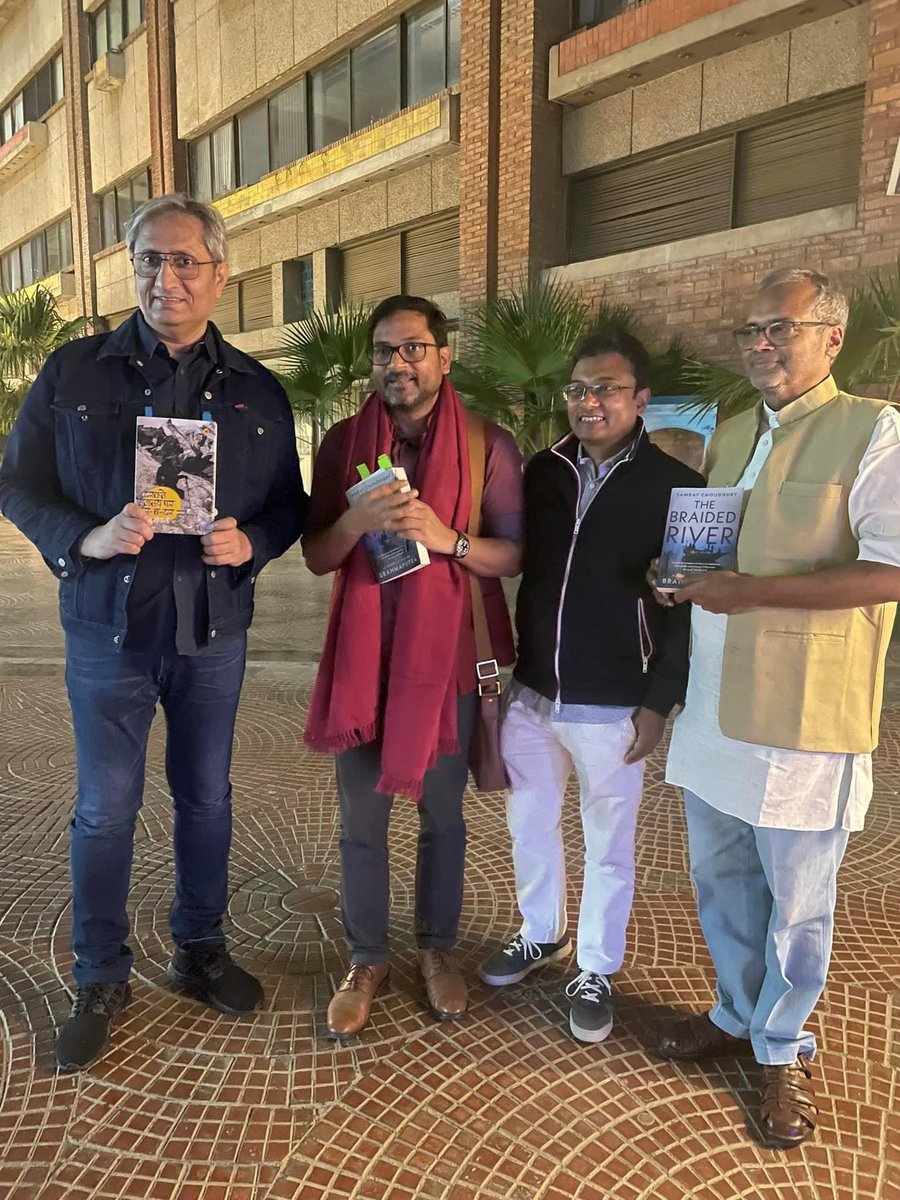 दरकते हिमालय पर दर-ब-दर के लेखक अजय सोडानी जी और the braided river के लेखक सम्राट चौधरी की बातचीत सुनी।  एक पल में हिमालय और एक पल में ब्रह्मपुत्र के किनारे पहुँचता रहा। लोगों में घुल-मिल कर सुनना अच्छा लगता है। सम्राट और अजय जी को पढ़ा कीजिए। बहुत मेहनत का नतीजा है इनकी किताबें
