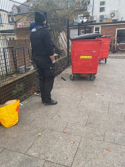 MPSNorwoodGreen's tweet photo. Group of males seen on #GuruNanakRoad detained for Drugs Searches. One of these males was arrested as wanted for Recall to Prison for Burglary Offences, the others dispersed. The area is littered with Drug Wrappers, #KeepReporting #WeArePatrolling #AlwaysLooking https://t.co/EwtabNGoU2