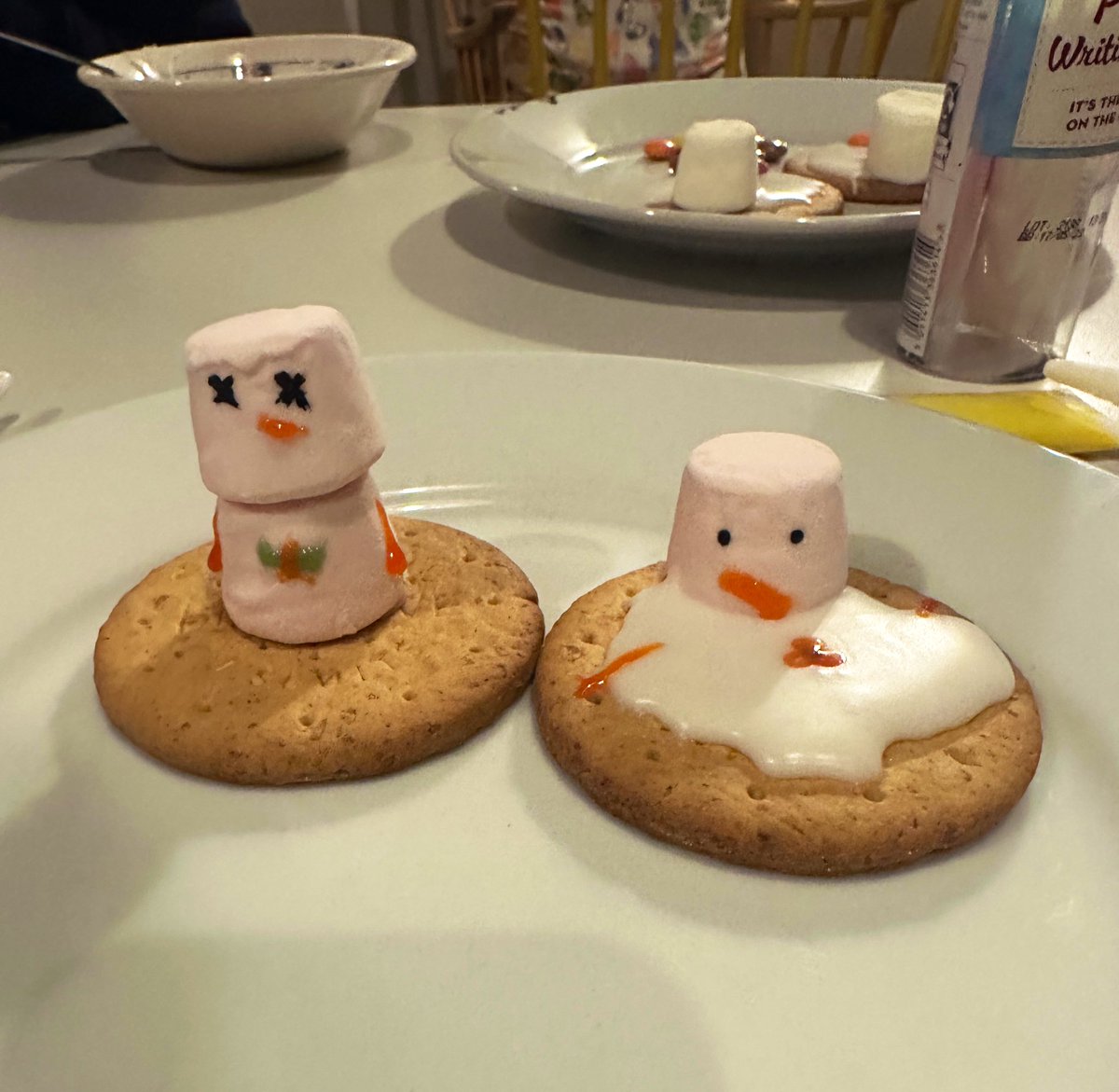 RoedeanHouses's tweet image. Melting snowman cookies and paper snowflakes in #house2 on Saturday night. The girls enjoyed hot chocolates (with all the toppings) while getting creative! ❄️☃️ #bsaboarding #iloveboarding