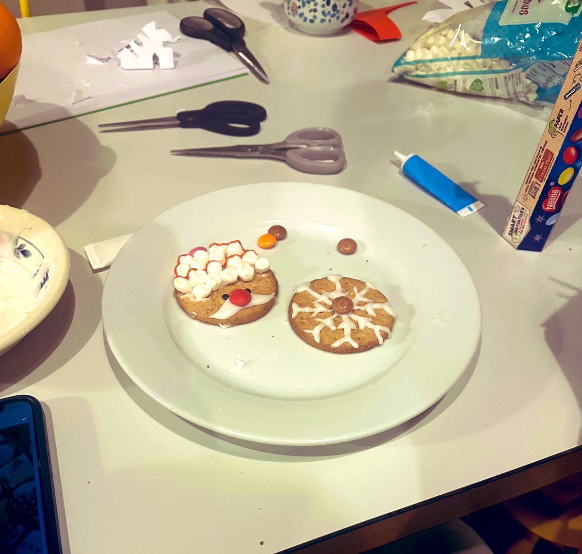 RoedeanHouses's tweet image. Melting snowman cookies and paper snowflakes in #house2 on Saturday night. The girls enjoyed hot chocolates (with all the toppings) while getting creative! ❄️☃️ #bsaboarding #iloveboarding