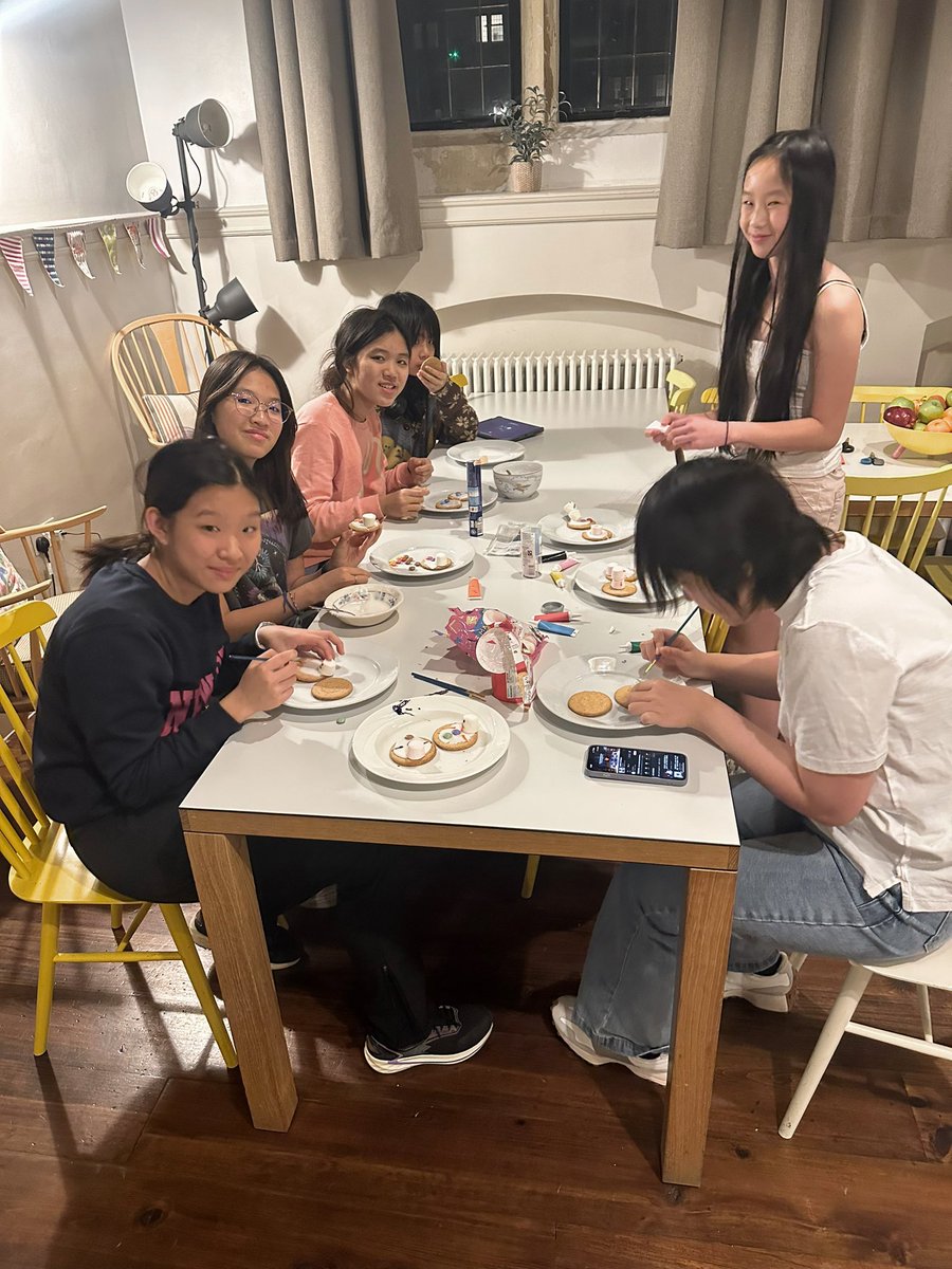 RoedeanHouses's tweet image. Melting snowman cookies and paper snowflakes in #house2 on Saturday night. The girls enjoyed hot chocolates (with all the toppings) while getting creative! ❄️☃️ #bsaboarding #iloveboarding