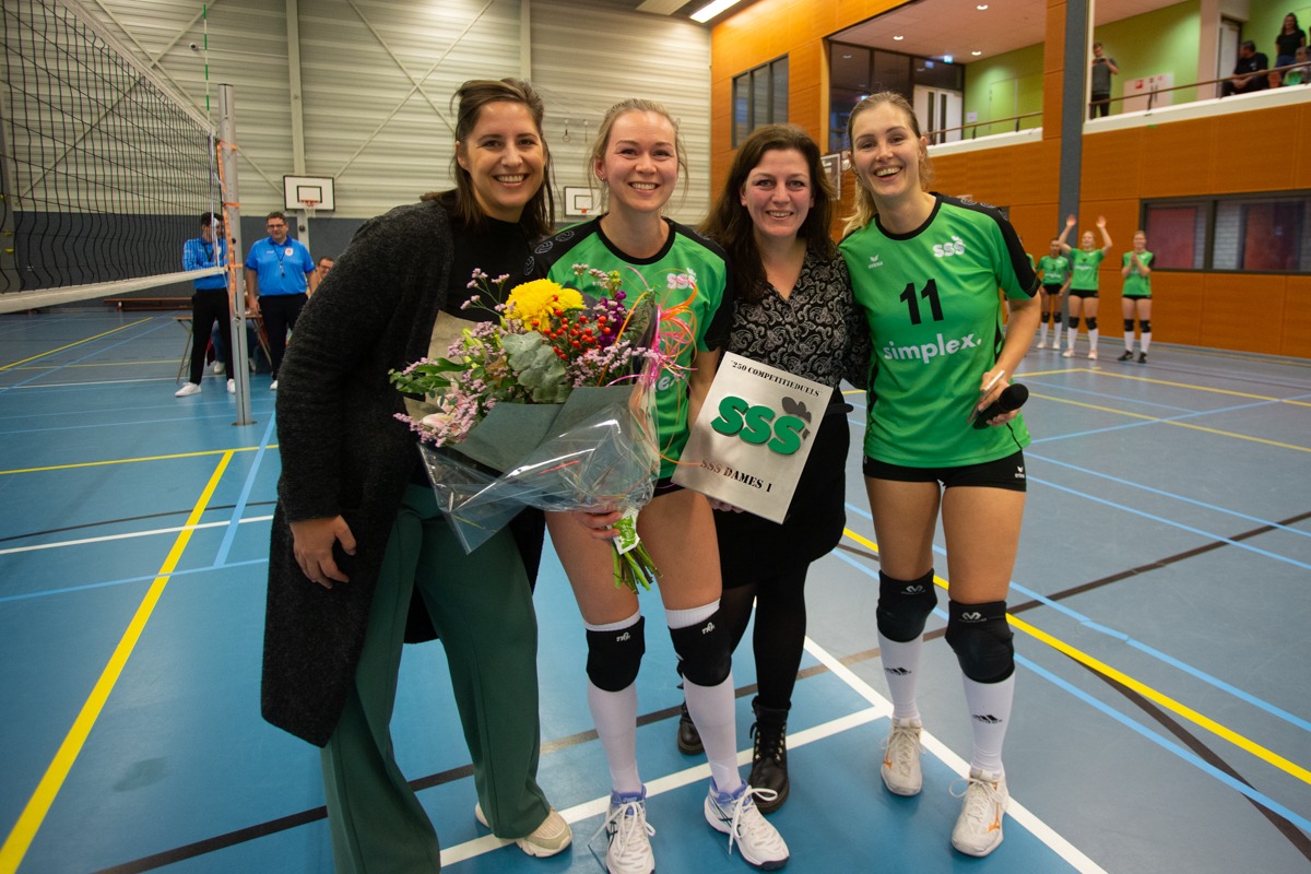 .<a href="/Jokehahn/">Joke</a> speelde gisteren haar 250ste competitiewedstrijd voor Simplex/SSS Dames 1! 💚💚💚 Daarom werd zij in het zonnetje gezet door oud-teamgenoten Geralde, Sandra en Cynthia. 
Klik op de link voor de foto's <a href="/vzfoto/">Jeroen v. Zwetselaar</a> 📸

sss-barneveld.nl/nieuws/nieuws-…
<a href="/nevobo/">Nevobo</a> <a href="/BarneveldseKrnt/">BarneveldseKrant.nl</a>