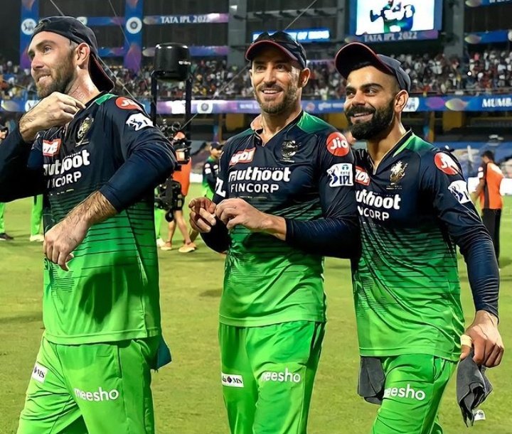 RCB_LOVER18's tweet photo. What a Batting RCB have in IPL2024❤🙌.
By Green to RCB😍.

1:Virat
2:Faf
3:Green
4:Rajat patidar
5:Maxi
6Dk

We are cooking 💪
23cr purse left. 
Get 2 fast bowlers in 15cr &amp;
5 player in 8 cr.

#IPLRetentions #IPLAuction
#IPL2024 https://t.co/tyzyEPjsfS