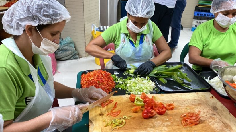 MinAlimenVen's tweet photo. Continúa el despliegue de la Misión Alimentación en la atención alimentaria y nutricional para los atletas y personal que participan en los VI Juegos Escolares de Centroamérica y el Caribe, con alimentación balanceada 4S Sana, Sabrosa, Segura y Soberana.

#VenezuelaMiaYTodaUnida https://t.co/Oc2J7n2JVZ