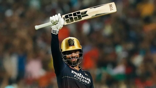 RCB_LOVER18's tweet photo. What a Batting RCB have in IPL2024❤🙌.
By Green to RCB😍.

1:Virat
2:Faf
3:Green
4:Rajat patidar
5:Maxi
6Dk

We are cooking 💪
23cr purse left. 
Get 2 fast bowlers in 15cr &amp;
5 player in 8 cr.

#IPLRetentions #IPLAuction
#IPL2024 https://t.co/tyzyEPjsfS