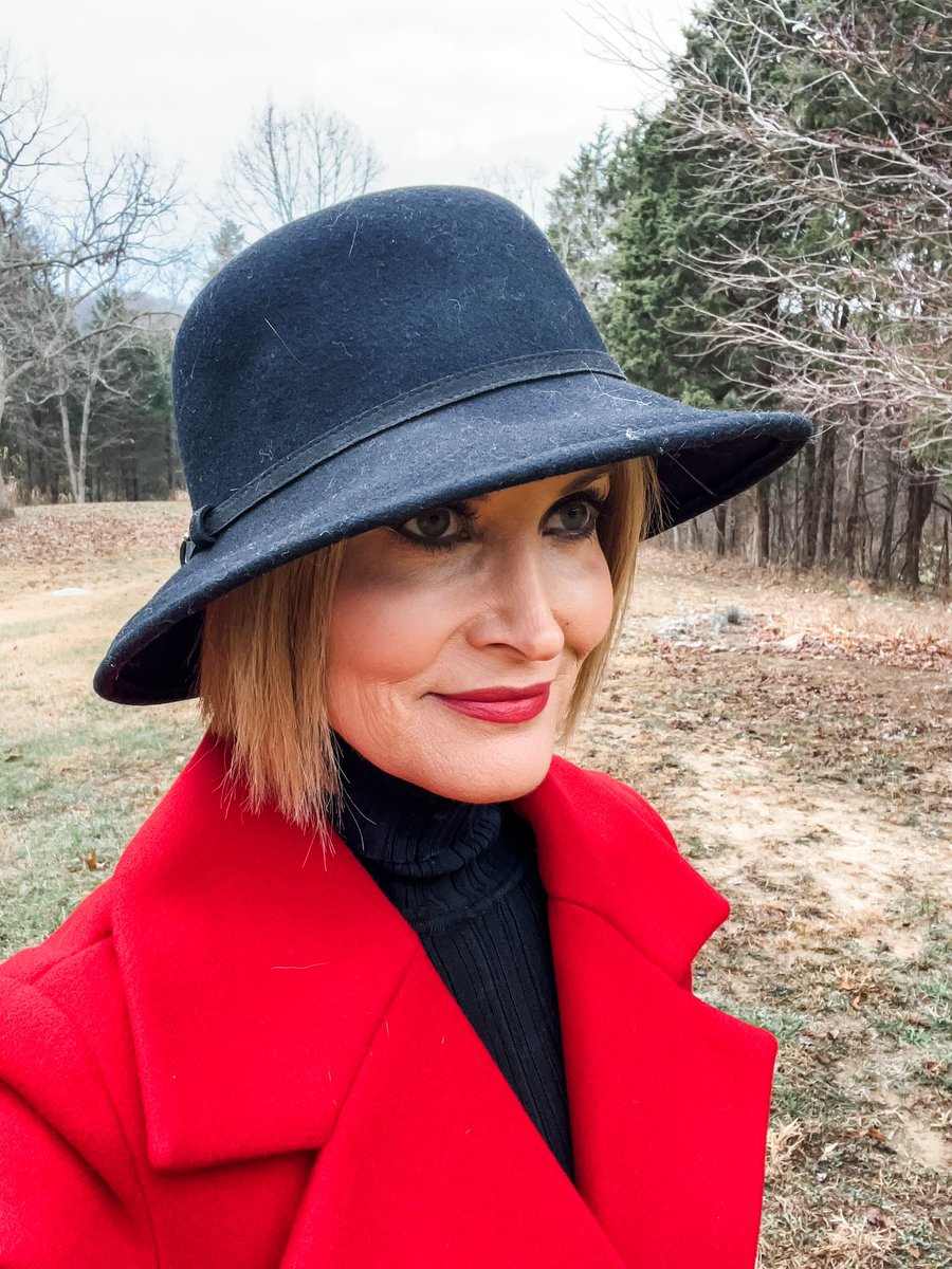claudiacoffeytv's tweet photo. Hat fit check on this chilly Kentucky morning . 🥶 Heading out to @ChurchillDowns for @FanDuelTV . One, two or three? Personally I like “feels like Milwaukee” look. 🤣🏇#churchilldowns #fallmeet #tvgracing #fandueltv #hatsatchurchilldowns https://t.co/l1Yw3K1ztx