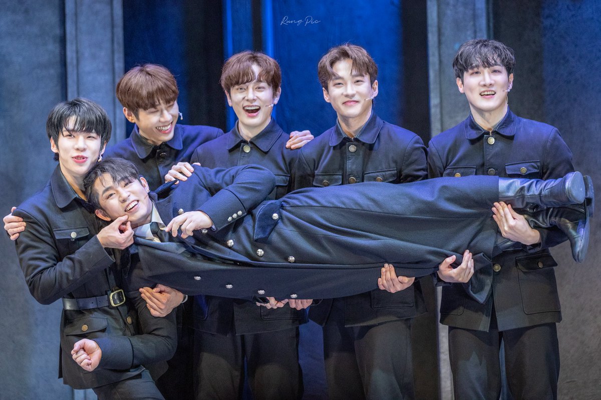 RUNG_memory's tweet photo. 231126 밤 뮤지컬 <비더슈탄트> 총막 
매그너스 役 #황순종 배우님 
아벨 役 #동현 배우님 
프레드릭 役 #김도현 배우님 
하겐 役 #김민강 배우님 
재스퍼 役 #이한솔 배우님 
클레어 役 #김보현 배우님 

3반 단체 사진📸 https://t.co/450uIMWZG8