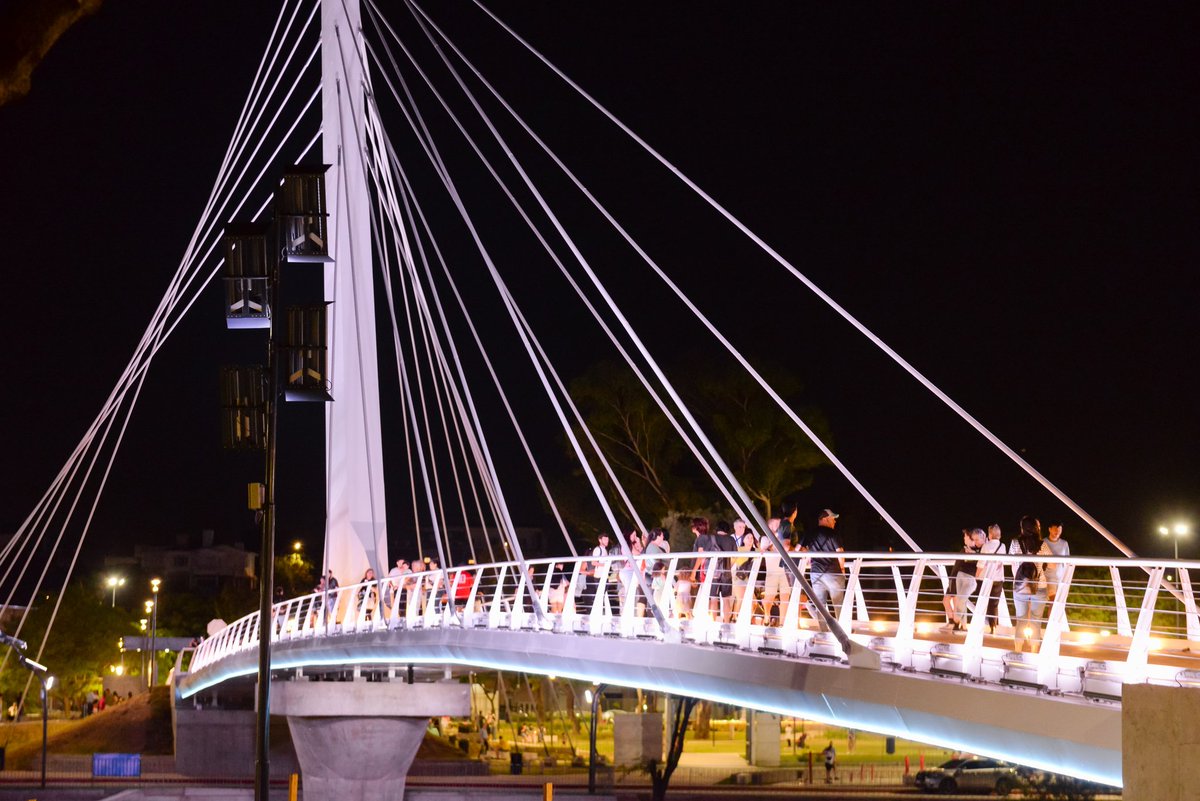 MartinLlaryora's tweet photo. ¡Quedó espectacular, se ve pituco! Así luce desde anoche el nuevo puente peatonal que tiene la ciudad, un hermoso obsequio que la provincia le hizo a #CórdobaCapital por sus 450 años.  La ciudad se engalana con el esplendor de su río y espacios públicos puestos en valor. https://t.co/u8cJGoLvaa