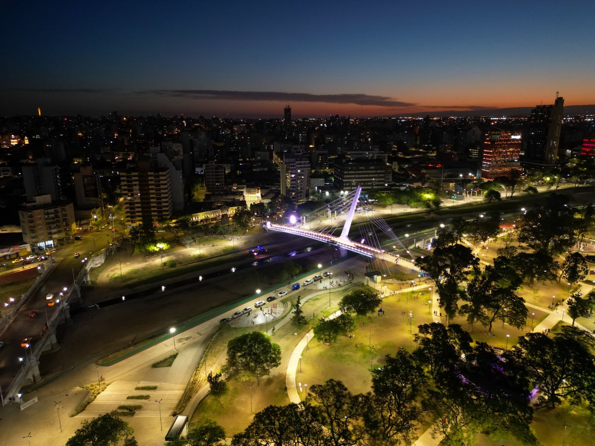 MartinLlaryora's tweet photo. ¡Quedó espectacular, se ve pituco! Así luce desde anoche el nuevo puente peatonal que tiene la ciudad, un hermoso obsequio que la provincia le hizo a #CórdobaCapital por sus 450 años.  La ciudad se engalana con el esplendor de su río y espacios públicos puestos en valor. https://t.co/u8cJGoLvaa