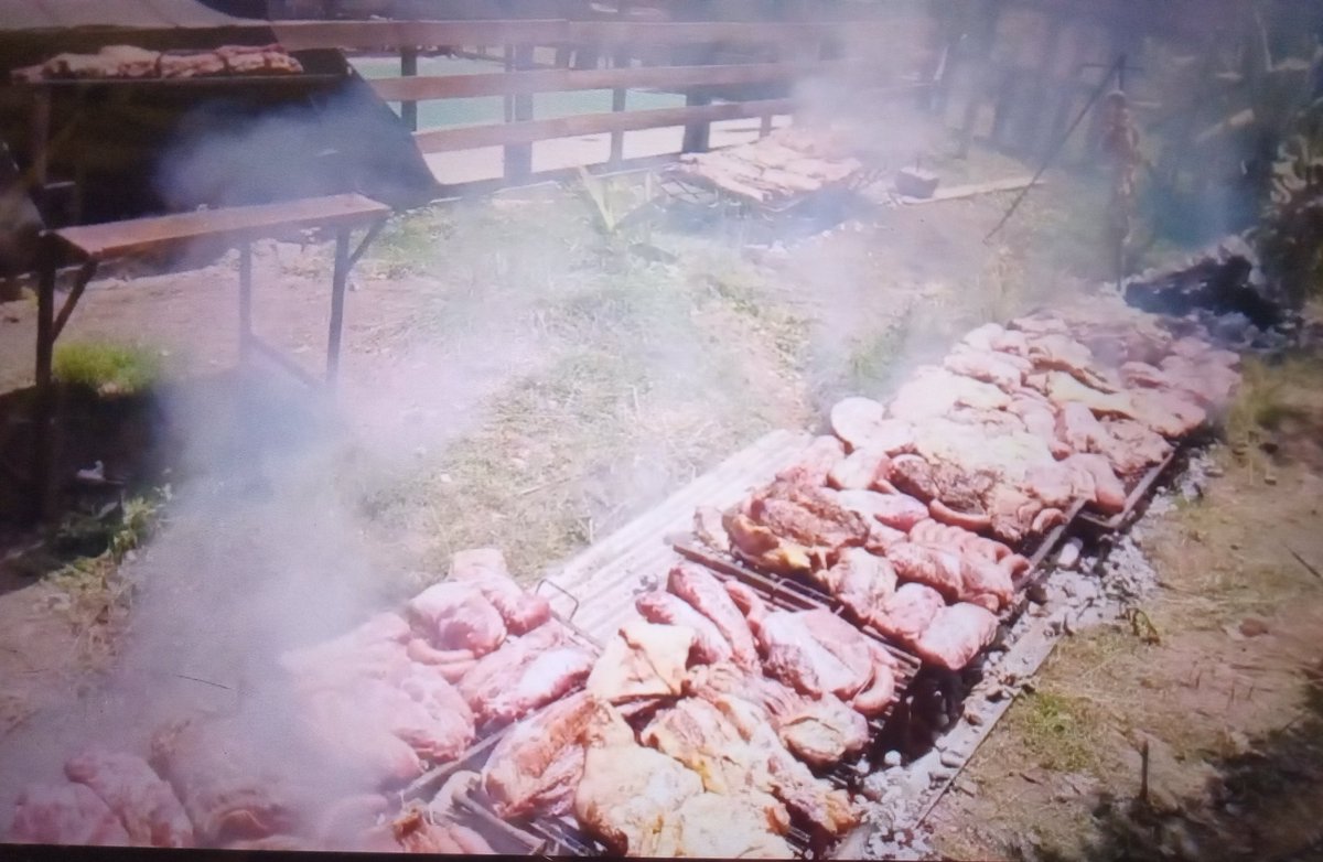 lauraparquokka's tweet photo. Mientras unos dicen "ojo Milei" los chicos libertarios están haciendo un asado para 1000 personas a los que el cura Kirchnerista le negó la comida a los que votaron a Milei. https://t.co/ggFBJkIjCd