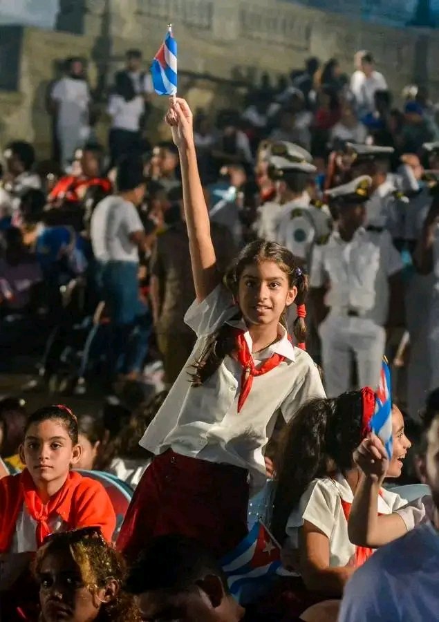 ********* CONTINUIDAD!! Siempre existirá una nueva generación d cubanos, q con amor, Levantará orgulloso nuestra bandera. #FidelPorSiempre #MejorSinBloqueo ASÍ SOMOS NOSOTROS LOS CUBANOS!!