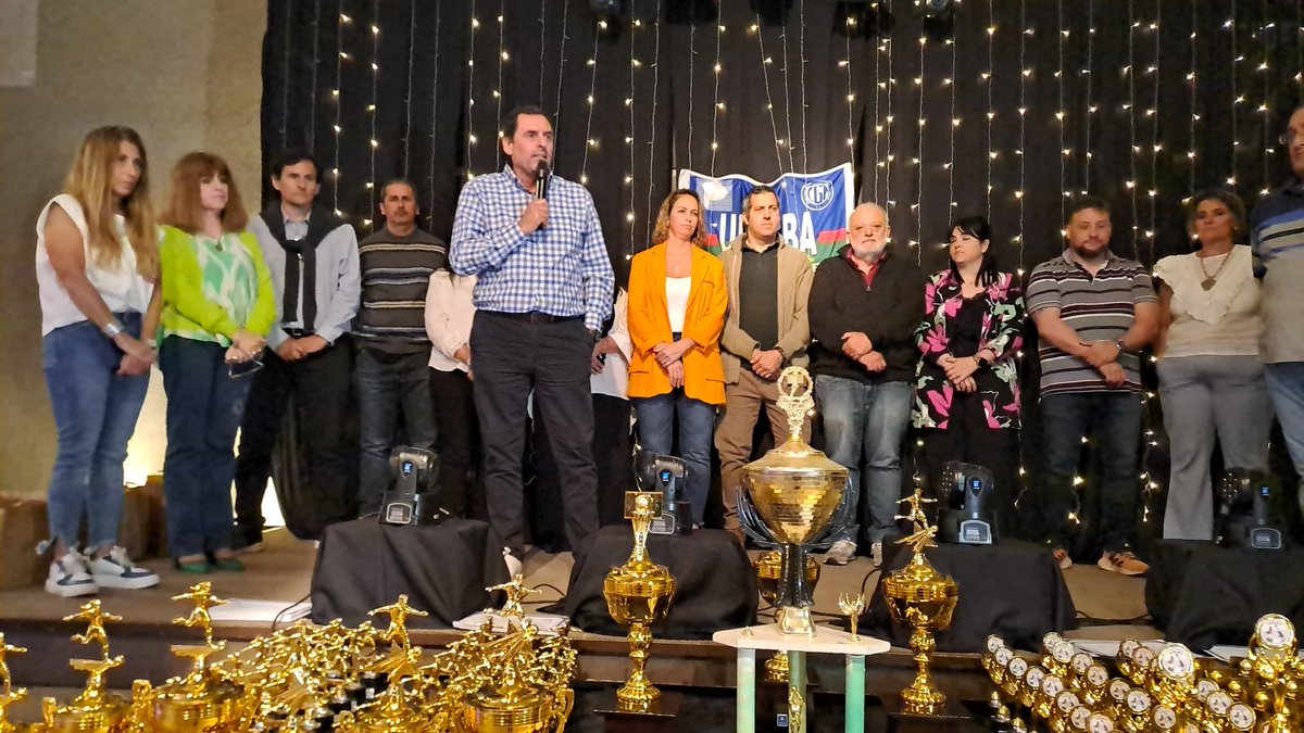 udocbacentral's tweet photo. En la premiación de las Finales de Deporte y Recreación 2023, que se realizaron en  Mar del Plata, reconocimos a las y los ganadores en Voley Femenino, Básquet Masculino, Fútbol Femenino y Fútbol Masculino. La entrega de premios estuvo a cargo de nuestro Sec. General https://t.co/7LZUdWrBJD