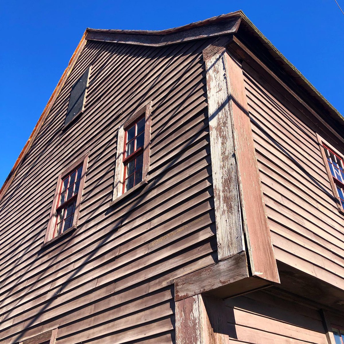 In 1692, as witchcraft hysteria gripped Salem, the Boston-born carpenter and joiner William Boardman, Sr. (1657-1696) completed this impressive house in what is now Saugus. The kitchen lean-to was added in 1731 by his son William Boardman, Jr. (1685-1753). 
#VastEarlyAmerica