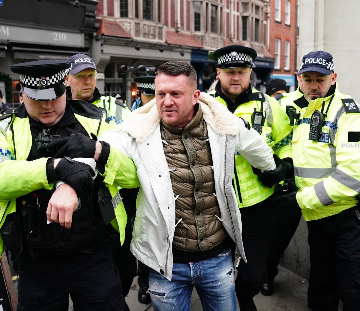 The Met Police have exposed themselves today arresting Tommy Robinson when Hamas supporters calling for jihad are left alone.

#TwoTierPolicing