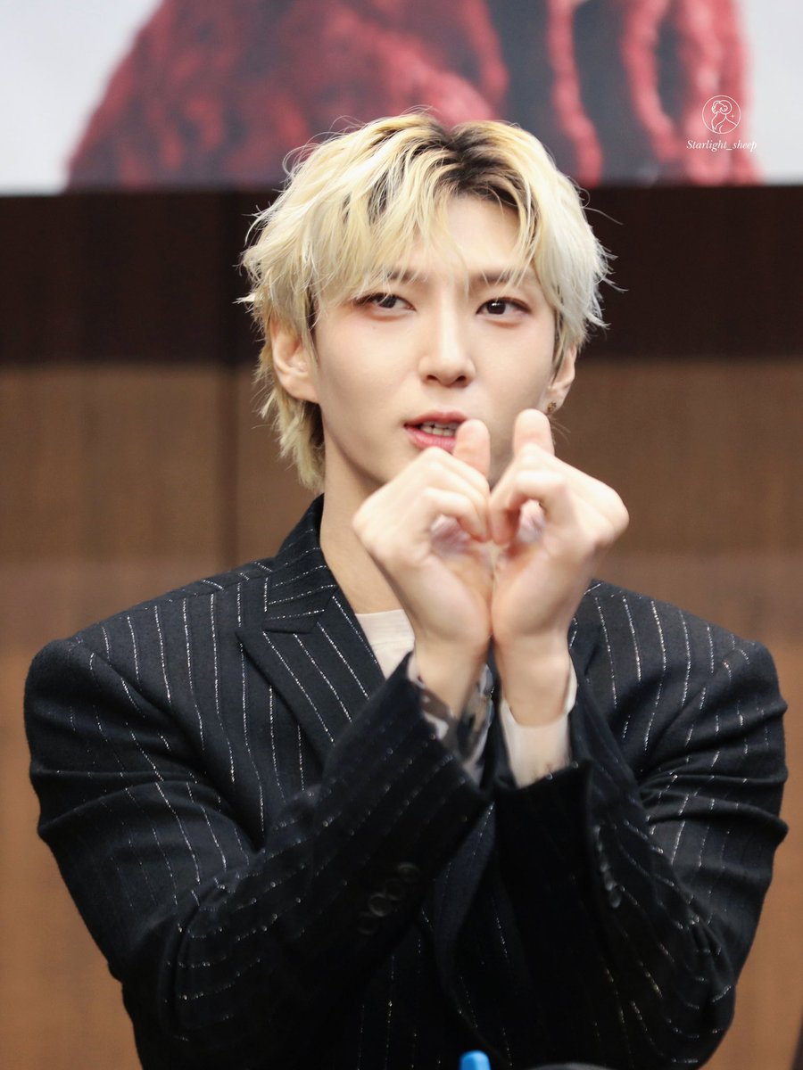 Starlight_sheep's tweet image. 231125 Jump Up 점프업 팬싸인회 HD

약간 귀여운데…？

#정택운 #레오 #LEO 
#빅스 #VIXX #CONTINUUM 
@JUNGTW_LEO