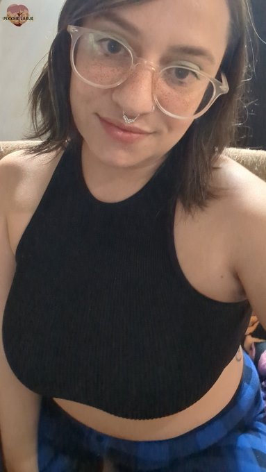 How I look with my makeup still on after doing dick ratings. 😋😄 https://t.co/cjqEGn9fi9