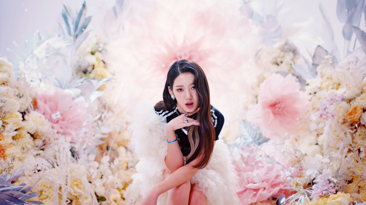 RORAGLOBAL's tweet photo. [📸] 271123

#RORA visuals on 'BATTER UP' MV

🔗https://t.co/TYva9dRrux

BATTER UP OUT NOW  
#BABYMONSTER_DEBUT_DAY 
#BABYMONSTER @YGBABYMONSTER_ https://t.co/HT50egOJAR