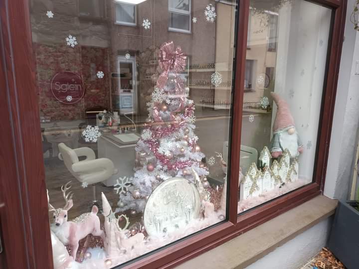 Neis gweld y siopau yn Llanberis yn dechrau addurno am y Nadolig 

It's beginning to look very festive in Llanberis.
#shoplocal #llanberis #Christmas2023